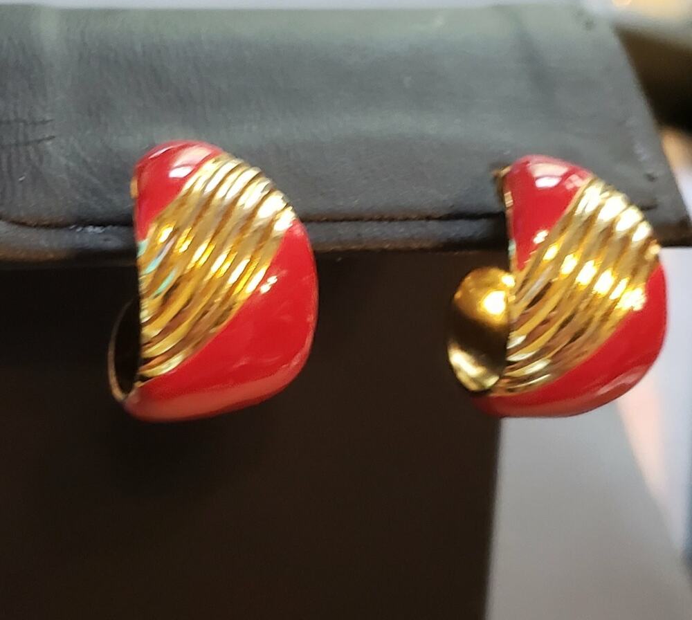 Red Vintage Pierced Earrings Crescent Hoops Enamel Gold-tone rp-